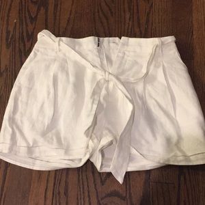 Vintage-looking white shorts, ideal for summer